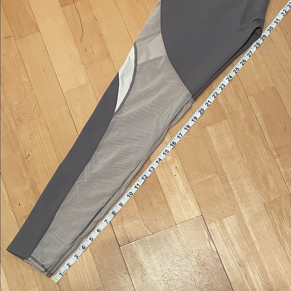 NWOT Fabletics Mid-Rise Mesh Powerhold Legging - Picture 8 of 9